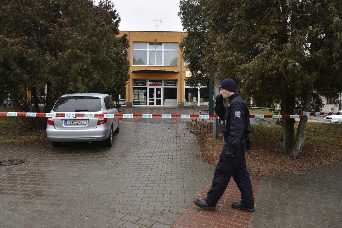 Policie neprodyšně uzavřela okolí restaurace.