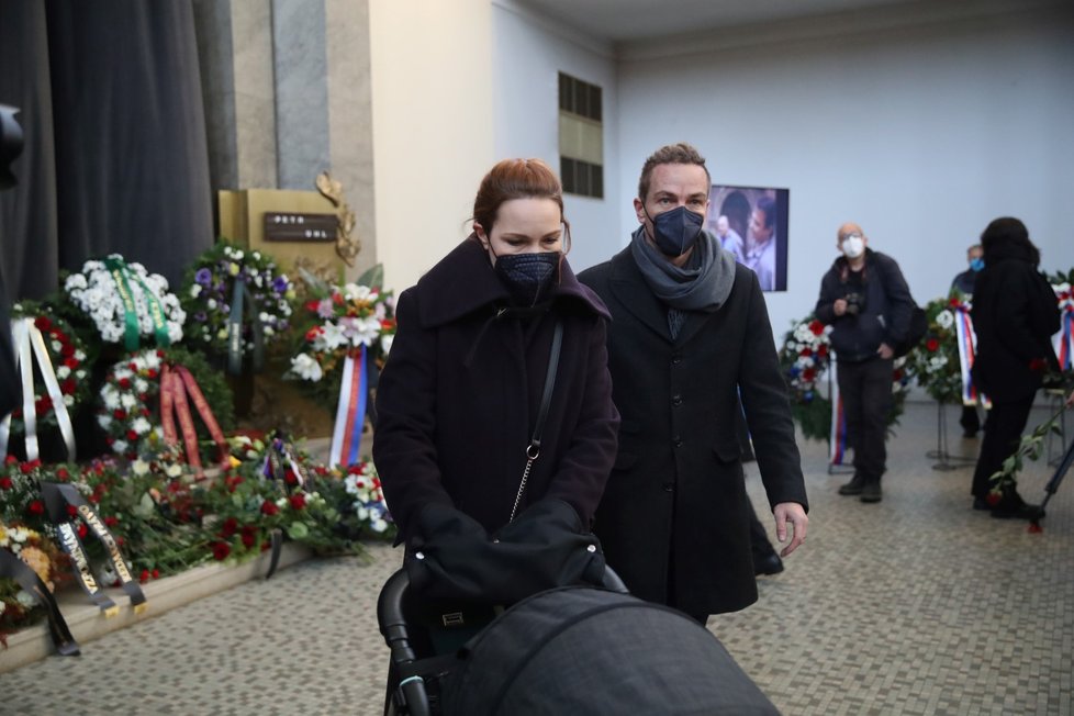 Poslední rozloučení s Petrem Uhlem v pražských Strašnicích (10. 12. 2021): Ivan Bartoš s manželkou Lydií Frankou a synem Bertramem