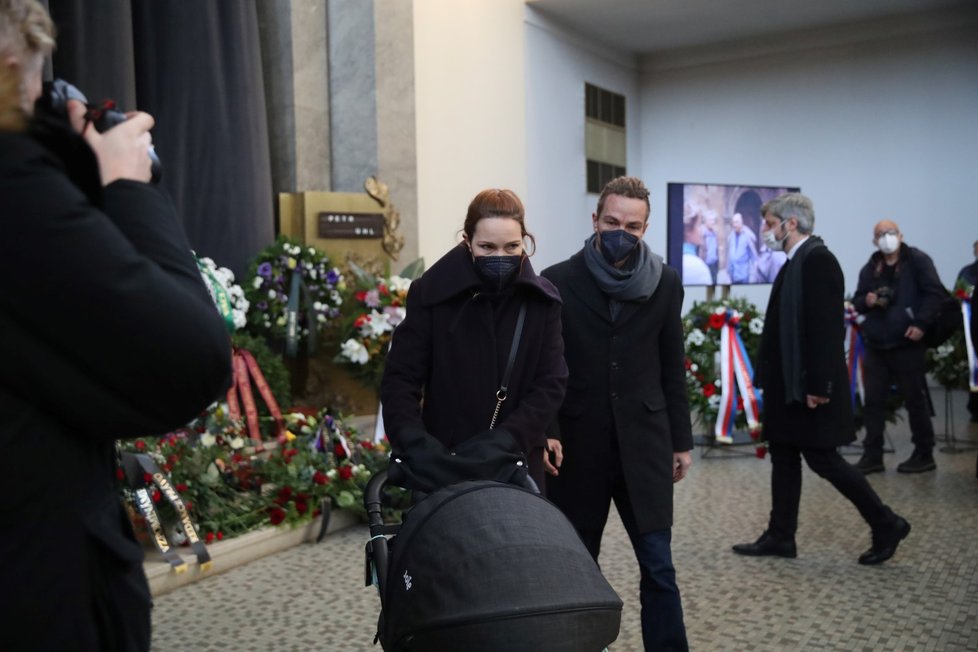 Poslední rozloučení s Petrem Uhlem v pražských Strašnicích (10. 12. 2021): Ivan Bartoš s manželkou Lydií Frankou a synem Bertramem