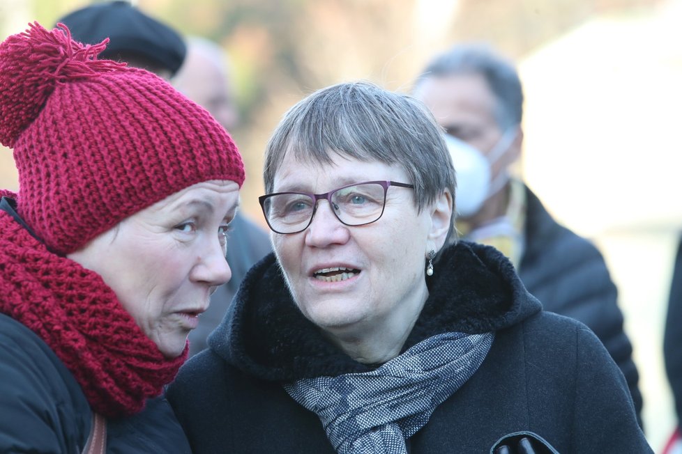 Poslední rozloučení s Petrem Uhlem v pražských Strašnicích (10. 12. 2021): Vdova Anna Šabatová