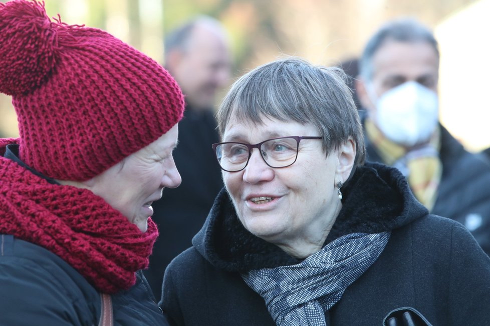 Poslední rozloučení s Petrem Uhlem v pražských Strašnicích (10. 12. 2021): Vdova Anna Šabatová