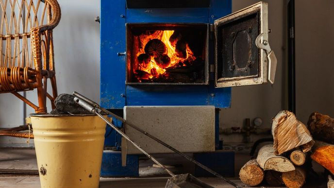 Topení uhlím či dřevem má po spuštění systému emisních povolenek ETS2 zdražit. Topení uhlím či dřevem má po spuštění systému emisních povolenek ETS2 zdražit.