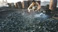 výroba uhlí z kokosových skořápek na Jakartě