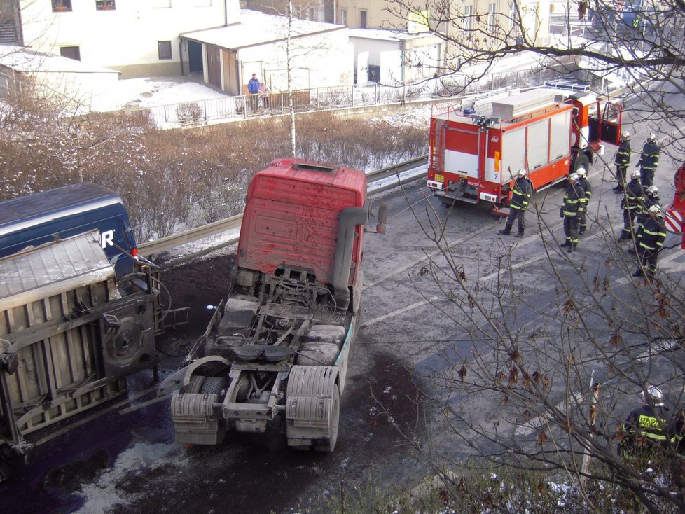 Z kamionu se vysypalo několik tun uhlí