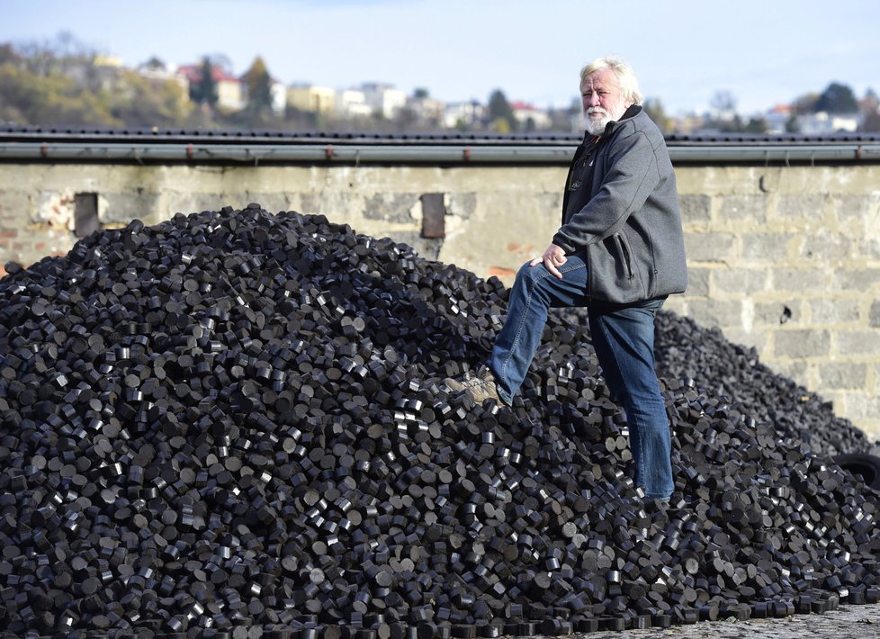 Zdeněk Janda (66) uvažuje, že zavře uhelný sklad v pražském Braníku.