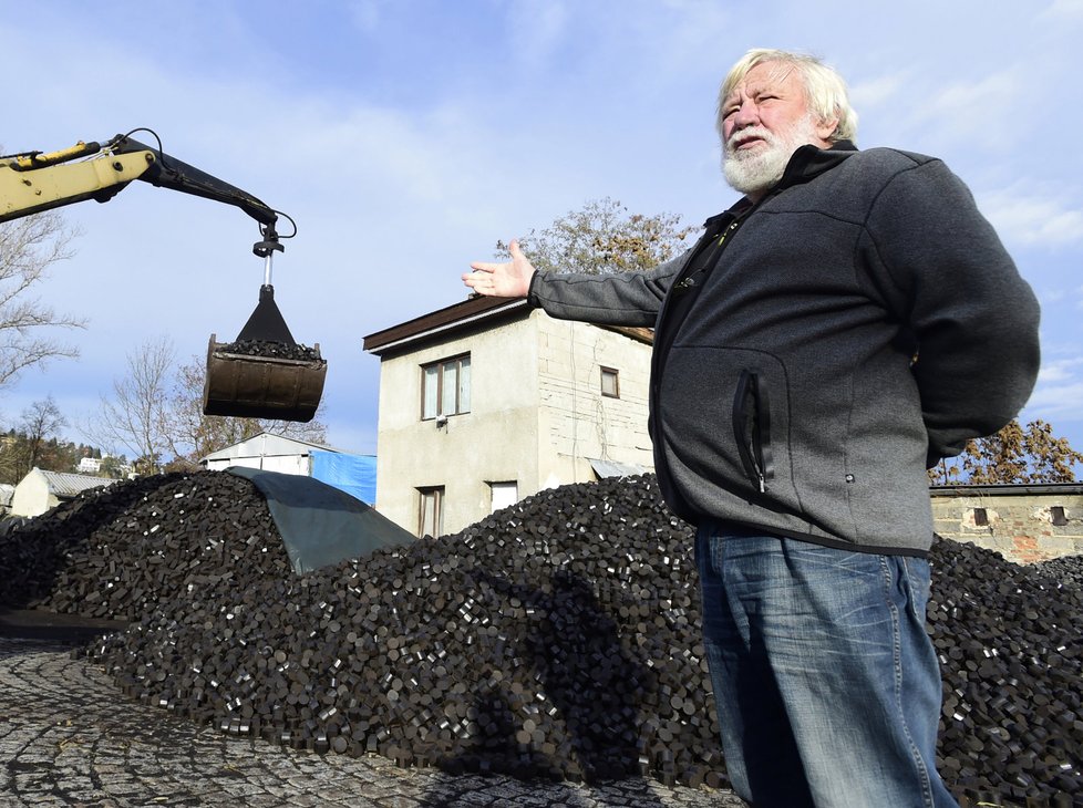 Zdeněk Janda (66) uvažuje, že zavře uhelný sklad v pražském Braníku.