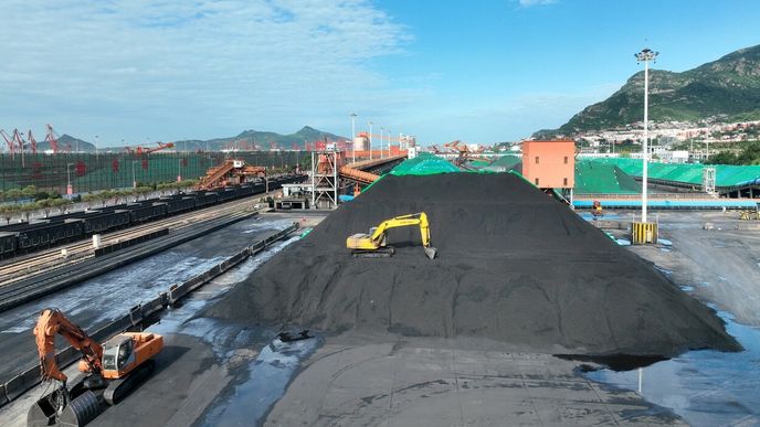 Uhlí v čínském přístavu v době, kdy asijští kupci využívají výhodných cen surovin.