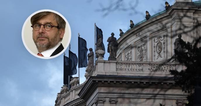 Emeritní soudce: UK by měla odškodnit poškozené studenty. Uhlíř vyzval školu, aby byla více aktivní.
