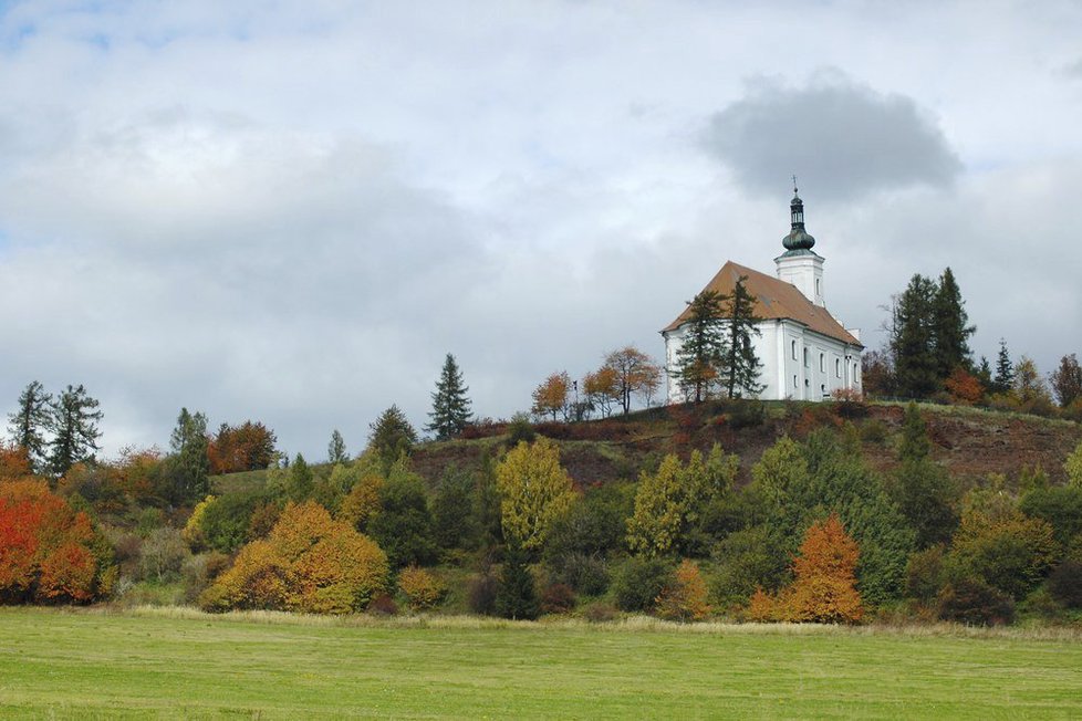 V blízkosti Bruntálu se vypravte na vyhaslou čtvrtohorní sopku Uhlířský vrch, na níž je poutní kostel Panny Marie Pomocné. Cesta na vrch vede prastarou lipovou alejí.