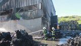 Boj s ohnivým živlem v Úholičkách: Halu s odpadem uhasili, škoda je 60 milionů