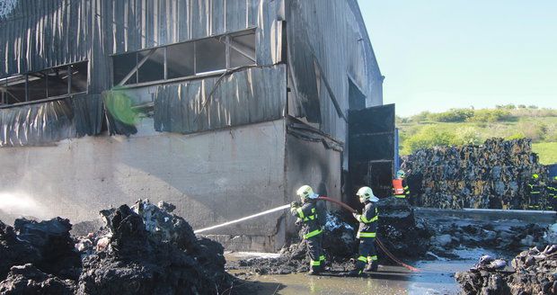 Boj s ohnivým živlem v Úholičkách: Halu s odpadem uhasili, škoda je 60 milionů