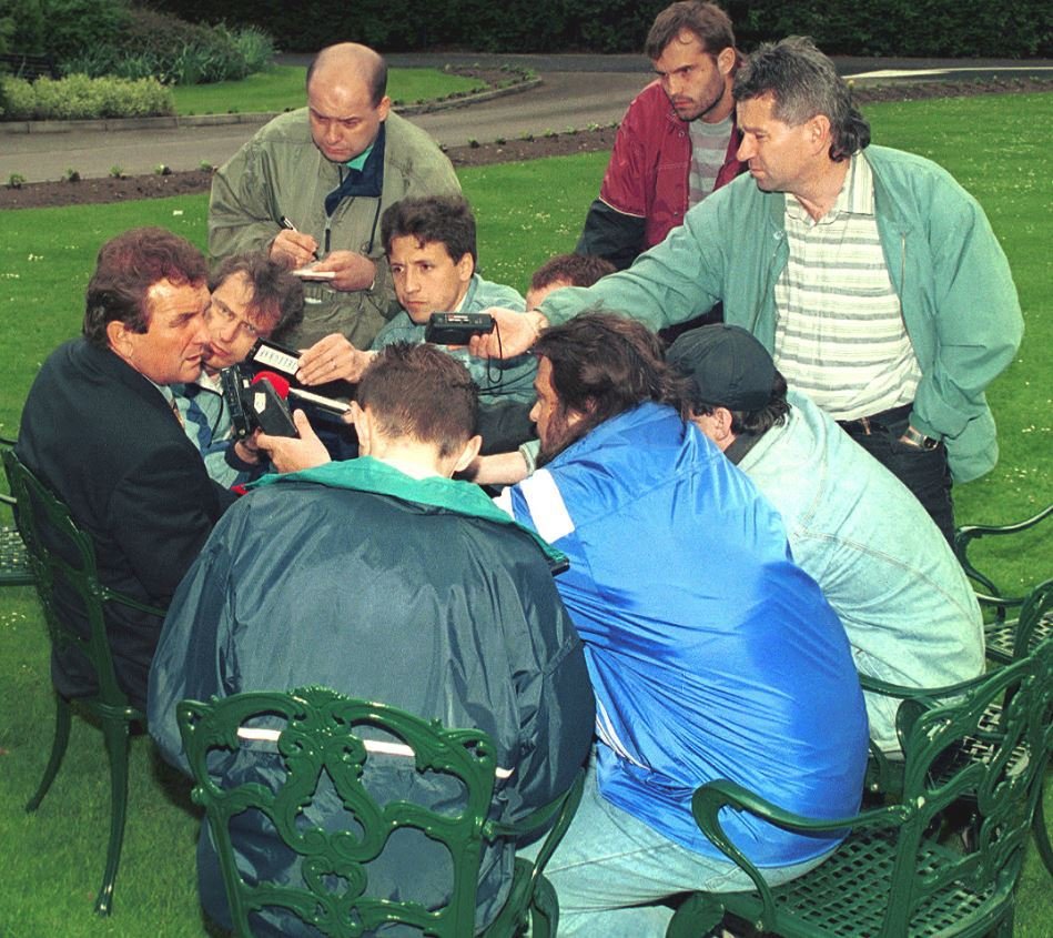 Dušan Uhrin starší zodpovídá dotazy na zahradě hotelu Marriott v rámci Euro 1996