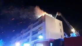 V Uhříněvsi hořel balkon obytného domu.