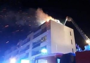 V Uhříněvsi hořel balkon obytného domu.