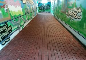 Podchod pod vlakovým nádražím v Uhříněvsi zase září čistotou.