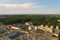 Převrat v Uhříněvsi: Třetí měsíc bez starosty, většina členů rady rezignovala
