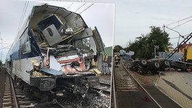 Vlak v Uhříněvsi smetl na přejezdu nákladní auto, 6. září 2019.