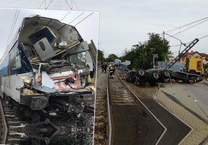 Vlak v Uhříněvsi smetl na přejezdu nákladní auto, 6. září 2019.