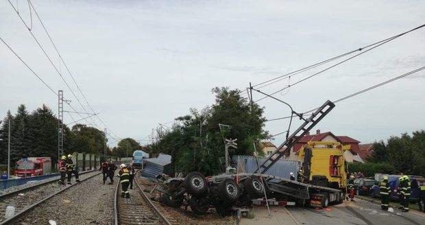 Vlak v Uhříněvsi smetl na přejezdu nákladní auto, 6. září 2019.