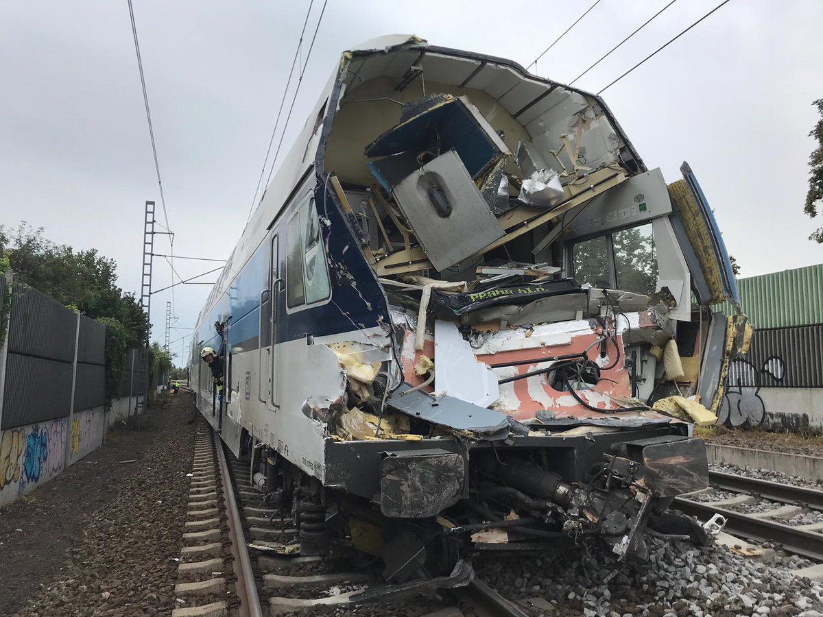 Vlak v Uhříněvsi smetl nákladní auto, 6. září 2019.