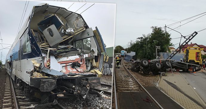 Vlak v Uhříněvsi smetl na přejezdu nákladní auto, 6. září 2019.