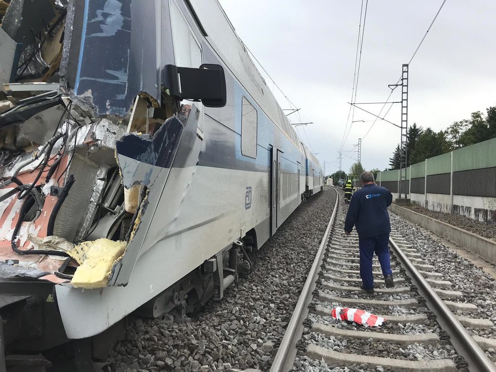 Vlak v Uhříněvsi smetl nákladní auto, 6. září 2019.