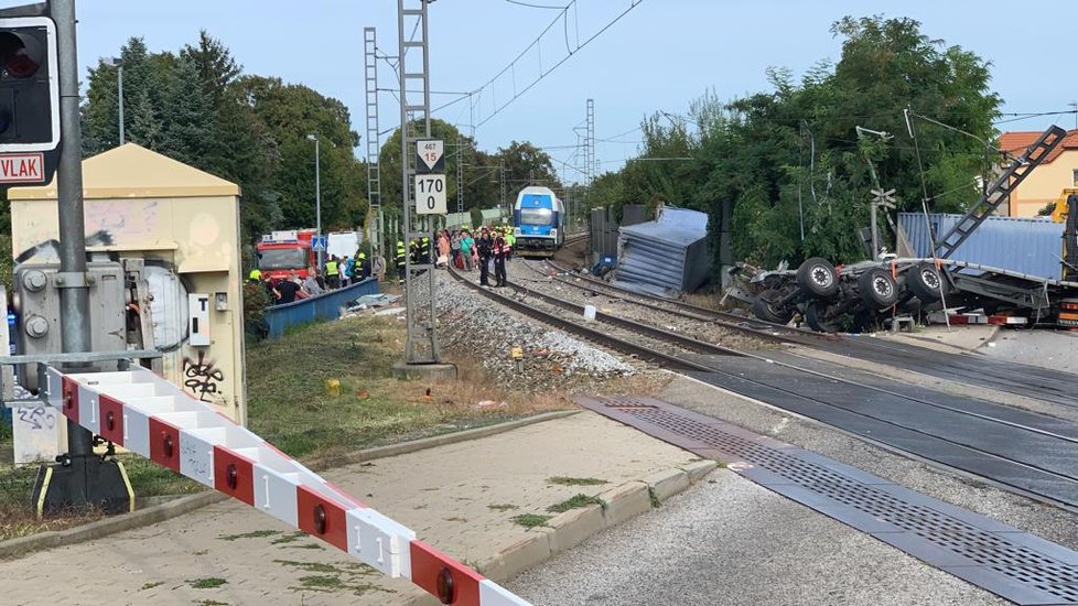 Nehoda vlaku a nákladního auta v Uhříněvsi, 6. září 2019.