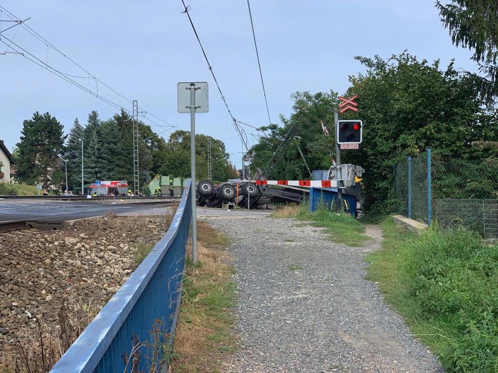 Nehoda vlaku a nákladního auta v Uhříněvsi, 6. září 2019.