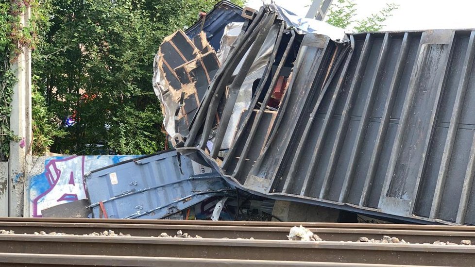 Nehoda vlaku a nákladního auta v Uhříněvsi, 6. září 2019.