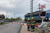 Vlakové neštěstí. Muž v Uhříněvsi nejspíš nedával na přejezdu pozor, srážku s lokomotivou nepřežil