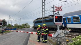 Vlakové neštěstí. Muž v Uhříněvsi nejspíš nedával na přejezdu pozor, srážku s lokomotivou nepřežil