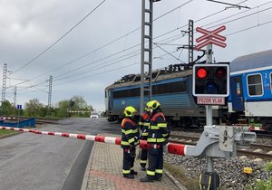 K tragédii došlo na vlakovém přejezdu v Uhříněvsi. (ilustrační foto)