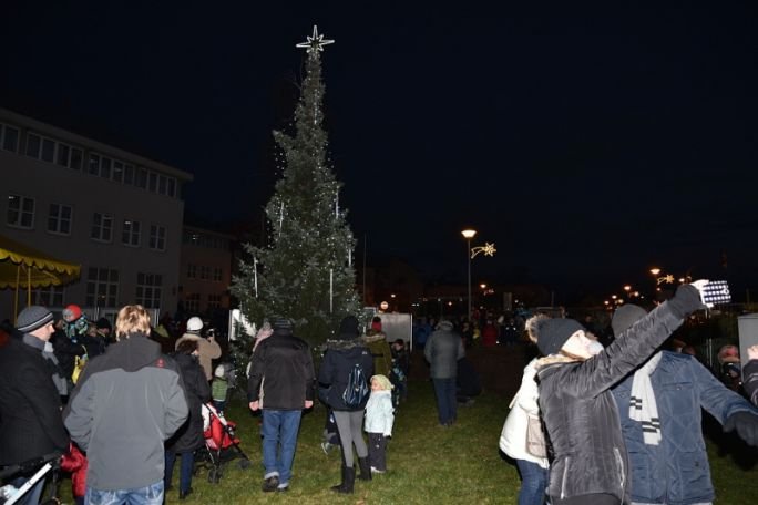 Takto vypadalo slavnostní rozsvícení vánočního stromku v Praze 22, konkrétně v Uhříněvsi.