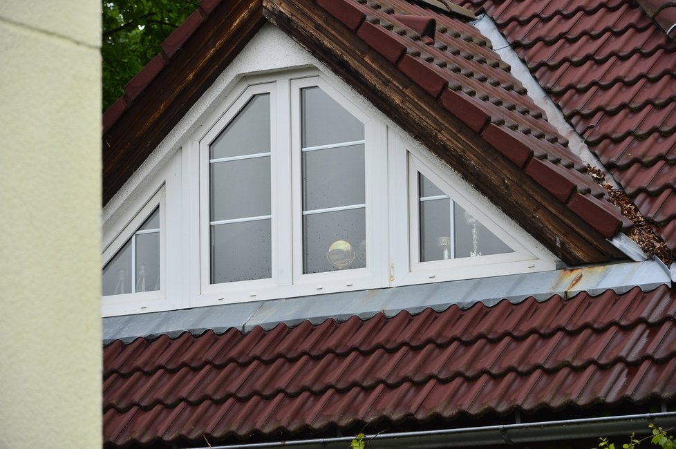 Za oknem v patře Ivetiny vily jsou vidět smutné pozůstatky její slávy - zrcátko TýTý
