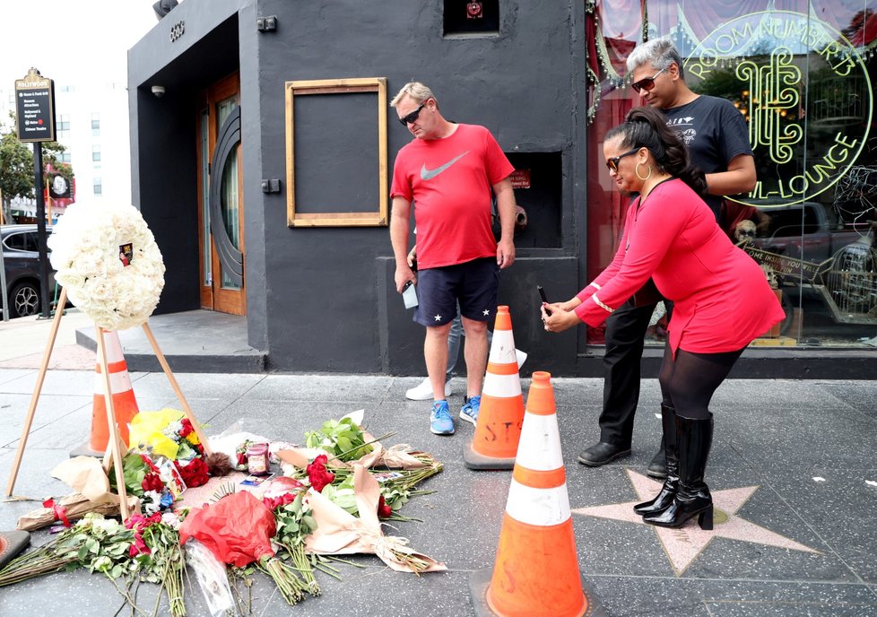 Lidé na Hollywoodském chodníku slávy vzpomínají na Nichelle Nicholsovou alias důstojnici Uhuru.