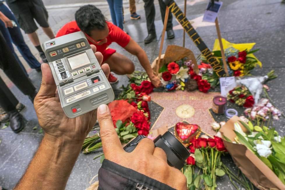 Lidé na Hollywoodském chodníku slávy vzpomínají na Nichelle Nicholsovou alias důstojnici Uhuru.