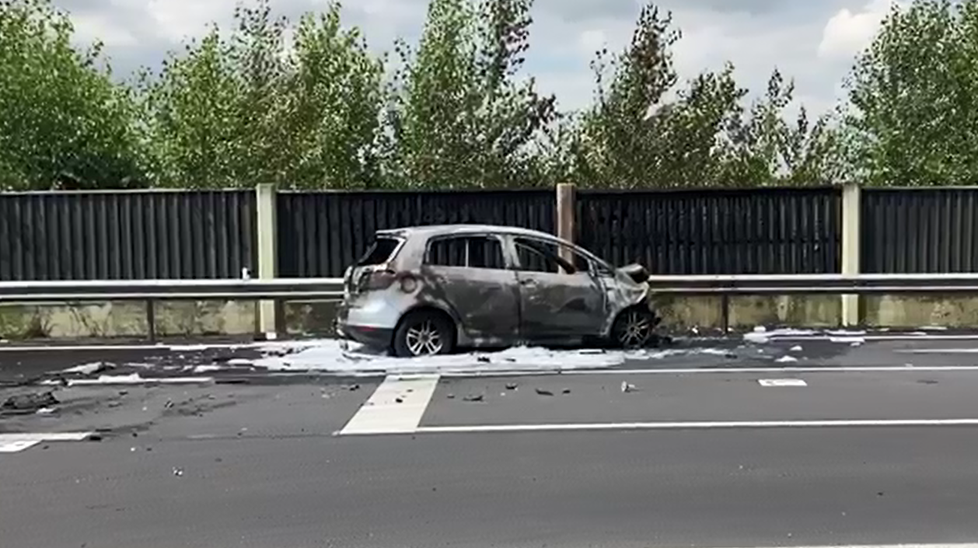 U obce Uhy u Velvar se srazila dvě auta. Jedno z vozidel po nehodě zachvátily plameny.