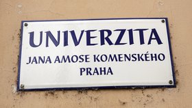 Každý čtvrtý absolvent bakalářského programu na Univerzitě Jana Amose Komenského získal titul za nestandardně krátkou dobu.