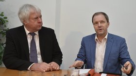 Ministr školství Marcel Chládek při návštěvě UJAK. Na snímku s rektorem Lubošem Chaloupkou