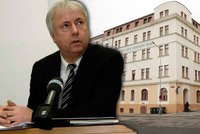 Majitel UJAKu: Za rok vybere půl miliardy na školném! Skupuje hotely a domy!