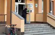 Škola v Újezdě po otravě prošlými vejci: Zpátky do lavic! 40 procent žáků nepřišlo Škola v Újezdě po otravě prošlými vejci: Zpátky do lavic! 40 procent žáků nepřišlo