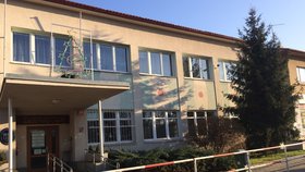 Budova radnice Prahy 21 se nachází ve Staroklánovické ulici, prakticky v samém srdci Újezdu nad Lesy.