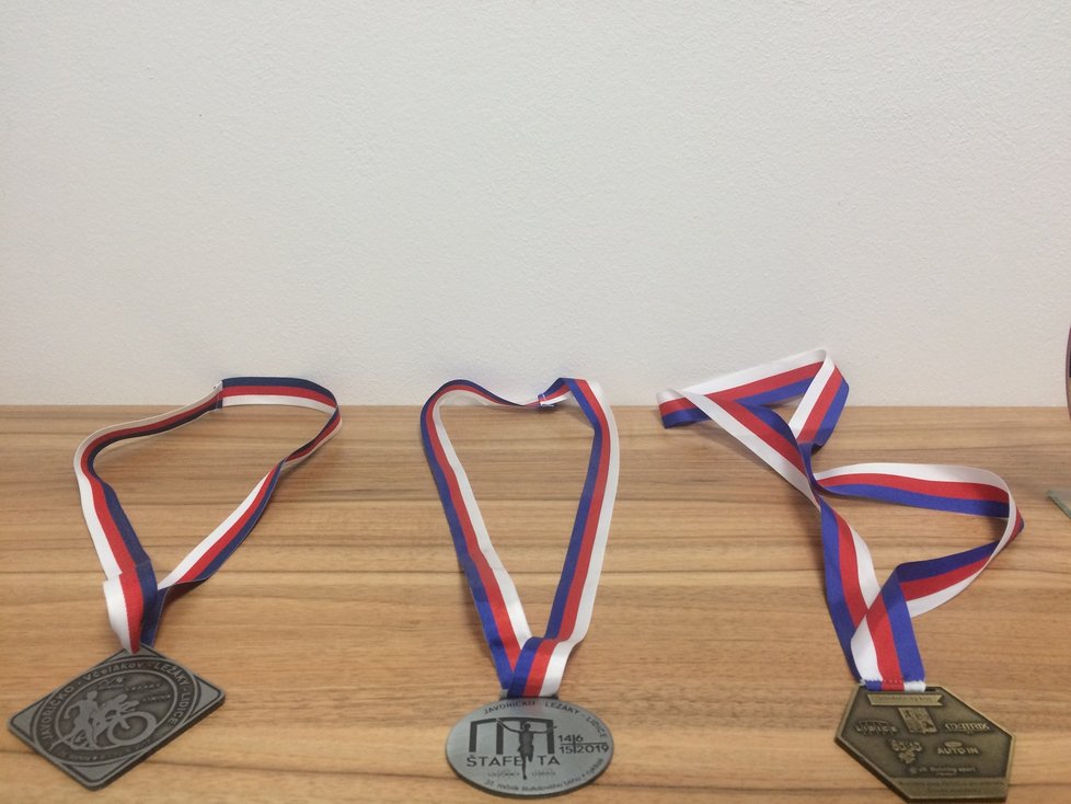 V kanceláři má Zároveň má Milan Samec vystavené různé trofeje a medaile, které Praha 21 obdržela. Do budoucna by prý rád tuto sbírku rozšířil.