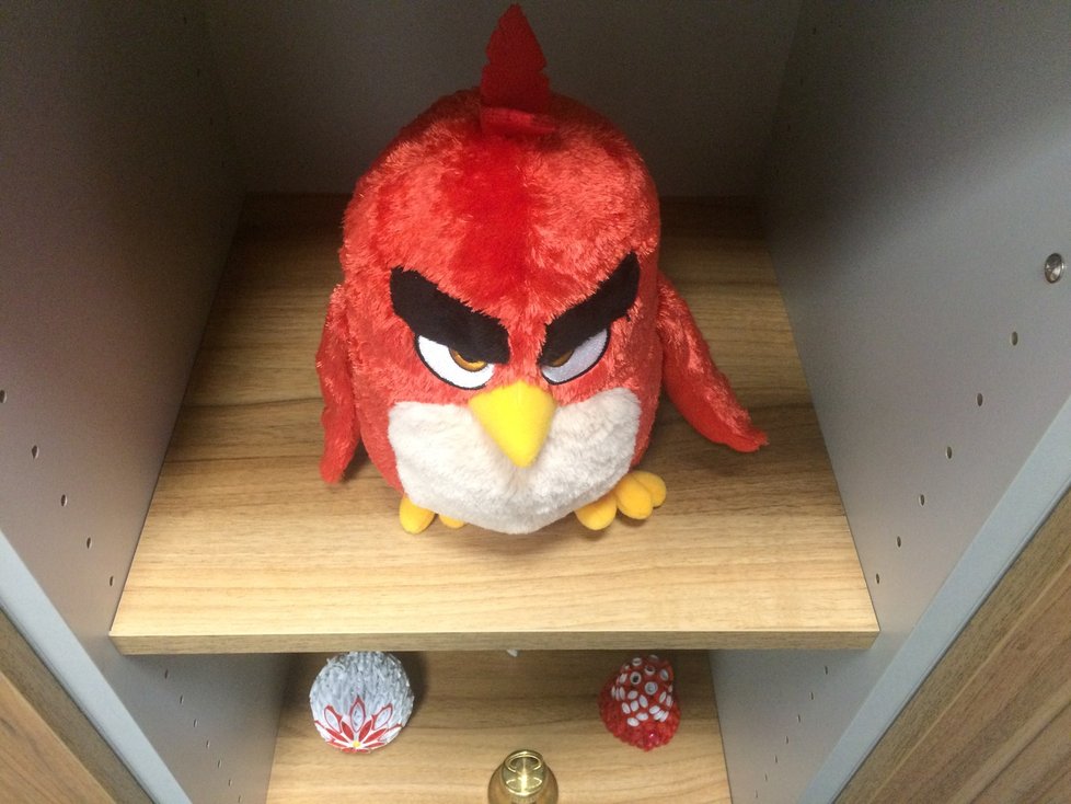 Tak trochu maskot újezdské radnice i starosto plyšové alter ego - angry bird Red. Když se mu prý něco nelíbí, dokáže Milan Samec totiž napodobit jeho rozzlobený pohled.