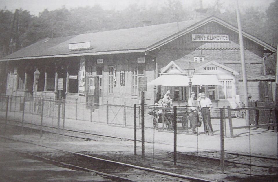 V blízkosti klánovické železniční stanice, kterou využívá i mnoho újezdských obyvatel, by starosta rád zbudoval větší odstavné parkoviště. Stanice zaychycená na historické fotografii svému účelu slouží už od roku 1883.