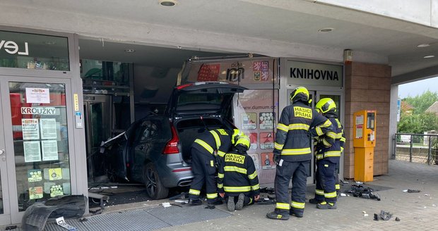 Řidič vozidla nezvládl řízení a vjel do vchodu Domova dětí a mládeže v Újezdu nad Lesy. Při nehodě bohužel srazil šestiletého chlapce na kole. (23. srpen 2021)