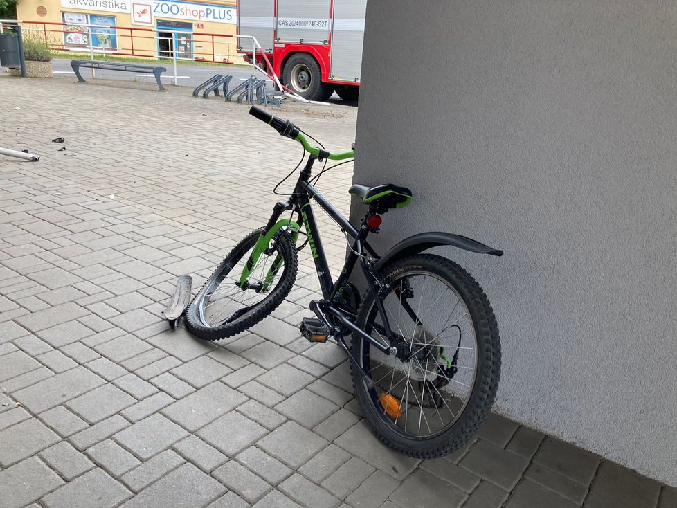 Řidič vozidla nezvládl řízení a vjel do vchodu Domova dětí a mládeže v Újezdu nad Lesy. Při nehodě bohužel srazil šestiletého chlapce na kole. (23. srpen 2021)