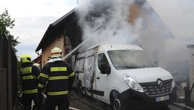 V Újezdu nad Lesy zasahovali hasiči u požáru domu.