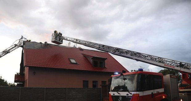 V Újezdu nad Lesy zasahovali hasiči u požáru domu.