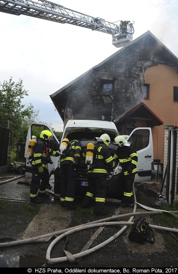 V Újezdu nad Lesy zasahovali hasiči u požáru domu.